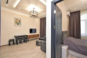 Appartamento Basic, balcone, vista città | Ferro/asse da stiro, Wi-Fi gratuito