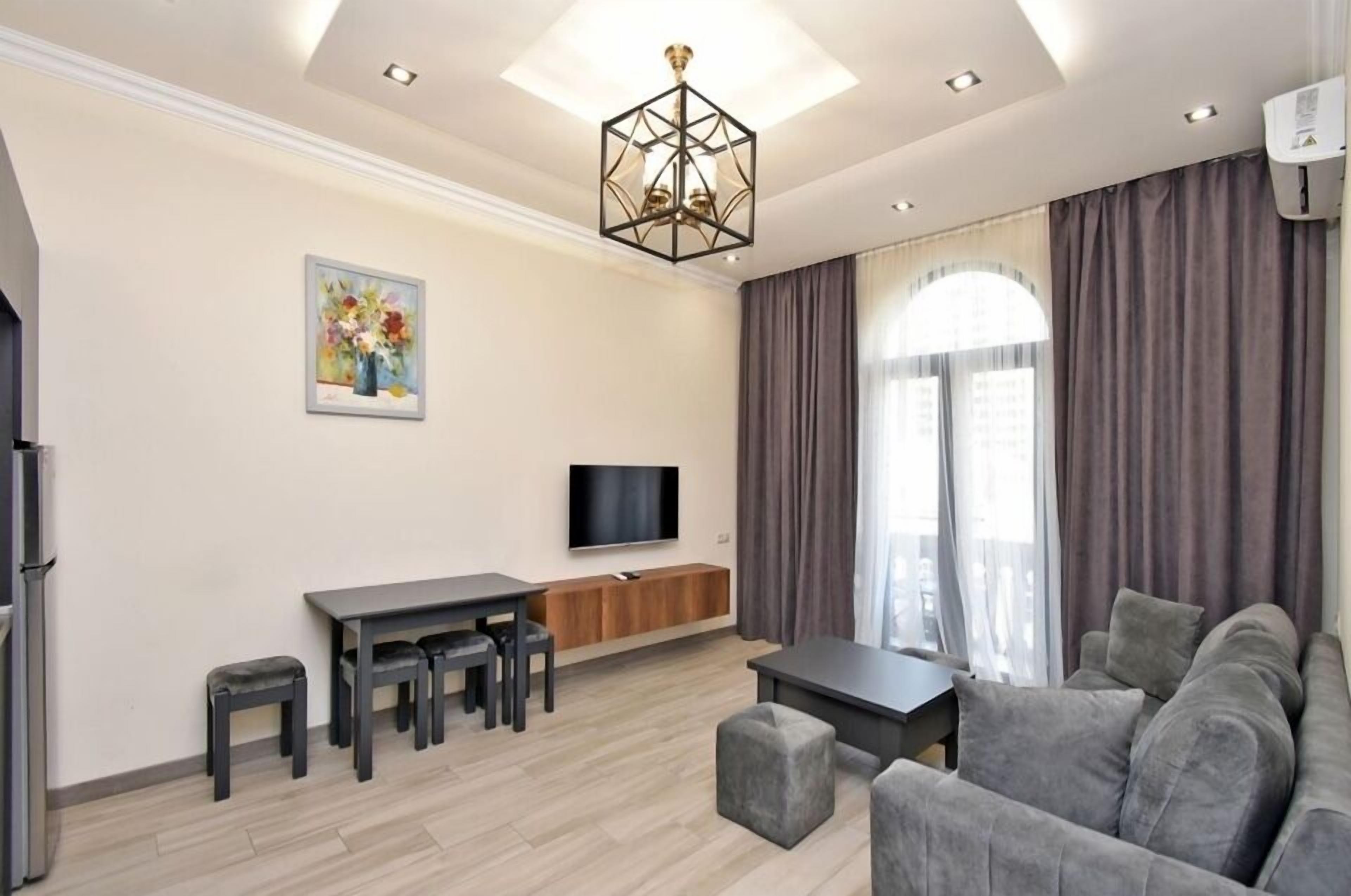 Perushuoneisto, parveke, kaupunkinäköala | Oleskelualue | 50–tuumainen taulutelevisio, jossa kaapelikanavat