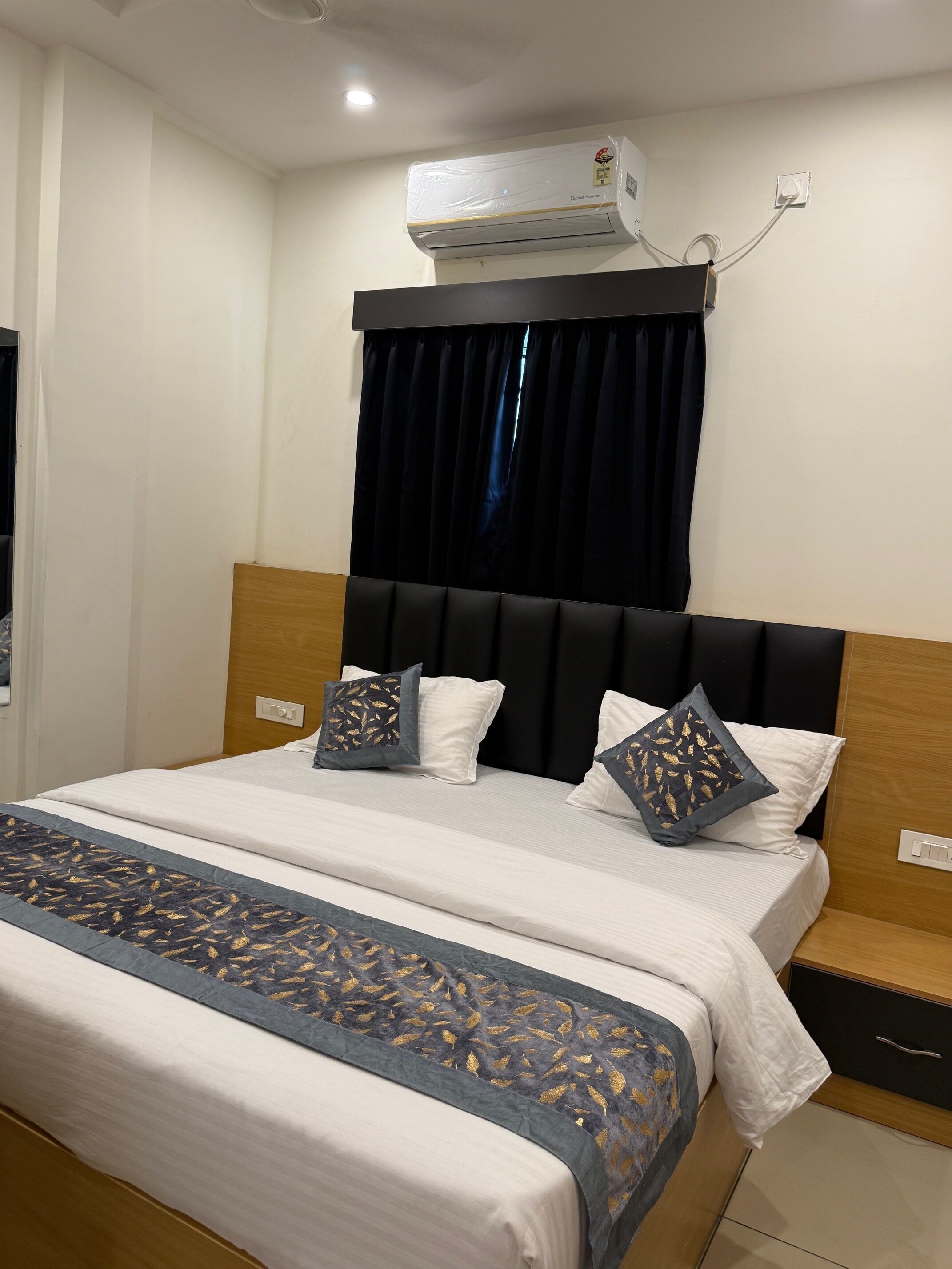 Comfort Studio, City View | Desk, laptop workspace, soundproofing, iron/ironing board