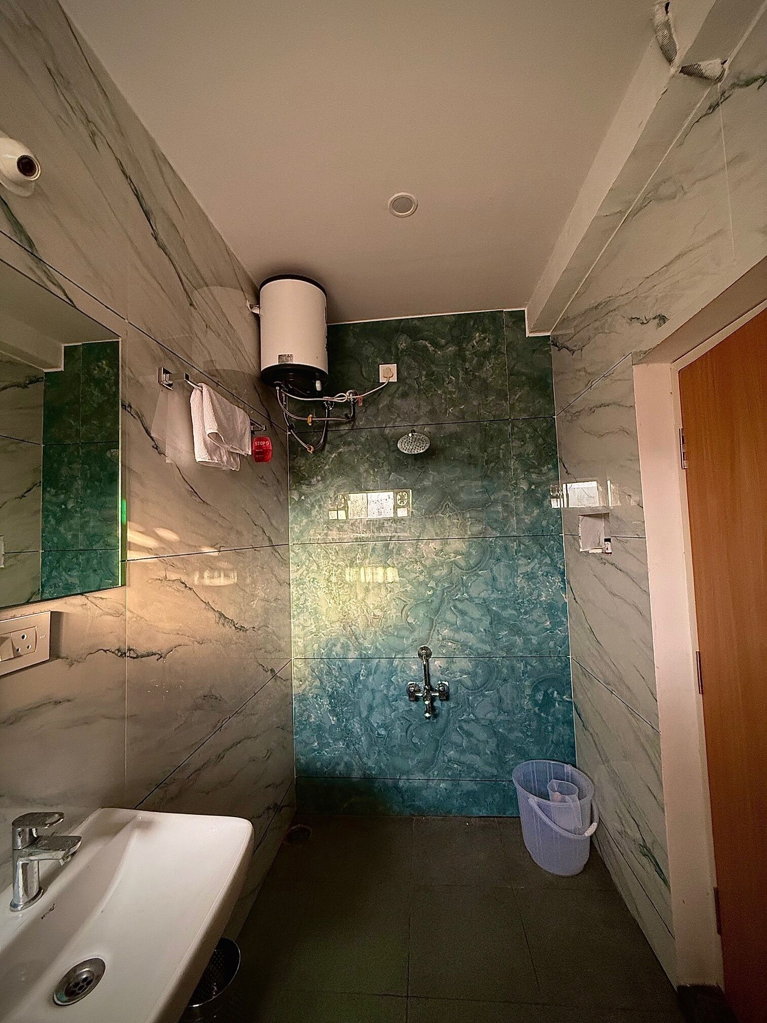 Comfort Studio, City View | Bathroom | Shower, free toiletries, hair dryer, towels