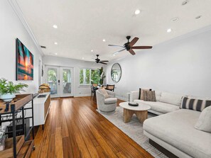 TV, offices - Key West Style Tropical Paradise with Pool (Fort Lauderdale)