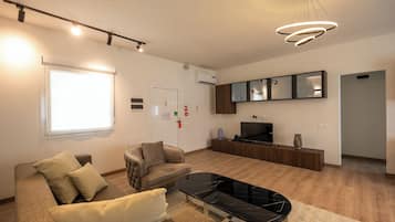 Junior Suite, Garden View | Living area