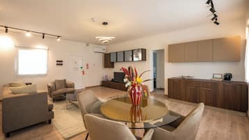 Junior Suite, Garden View | Living area