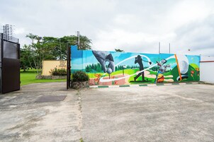 Un mural que muestra a un golfista y un campo de golf.
