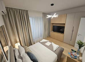 Tabla de planchar con plancha, internet y ropa de cama