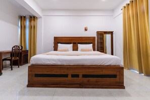 豪華雙床房, 露台, 城市景 | 書桌、免費 Wi-Fi