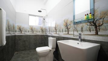 Kamar Twin Deluks, balkon, pemandangan kota | Kamar mandi | Shower, perlengkapan mandi gratis, handuk, dan sabun