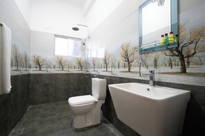 豪華雙床房, 露台, 城市景 | 浴室 | 淋浴設備、免費梳洗用品、提供毛巾、番梘