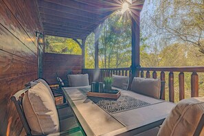 Outdoor dining - The Crown Jewel | Jacuzzi | Minutes to downtown (Gatlinburg)