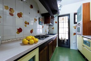 ثلاجة، ميكروويف، فرن، موقد طهي مسطح