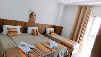 Comfort driepersoonskamer, balkon, uitzicht op de stad | Gratis wifi, beddengoed