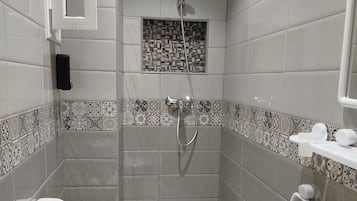 Chuveiro, chuveiro com efeito de chuva, produtos de toalete grátis