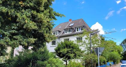 Ruhige und stilvolle Altbauwohnung