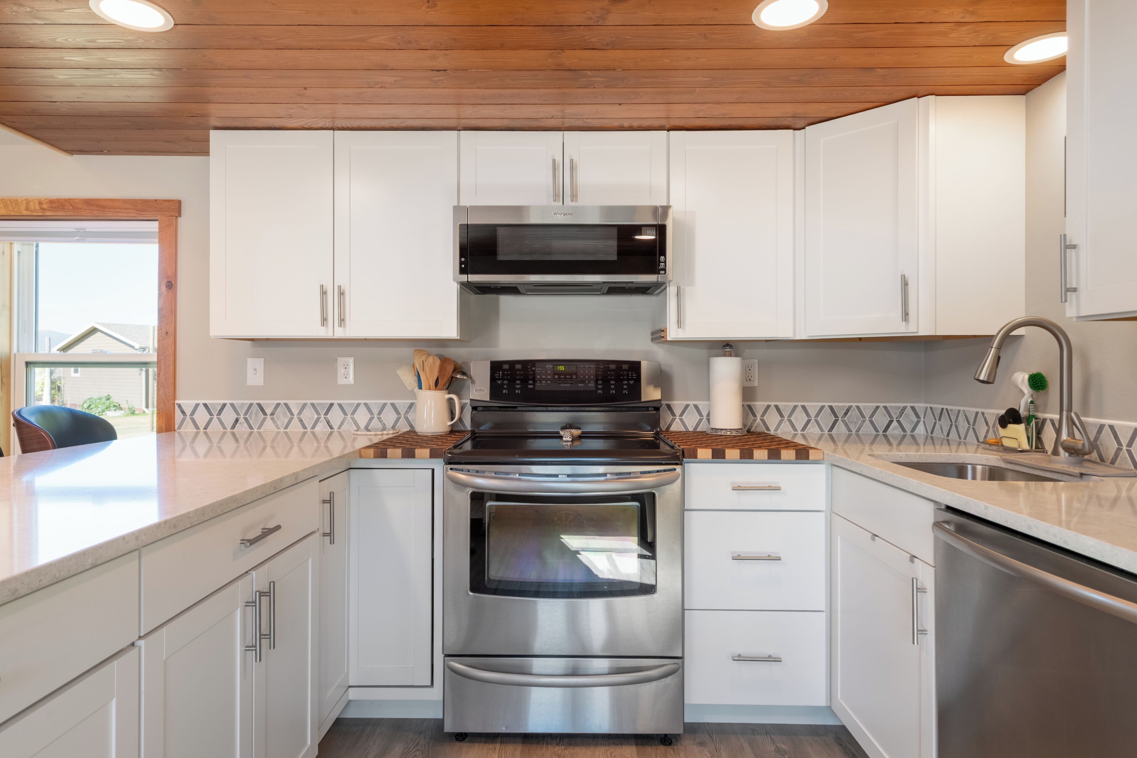 Refrigerador, microondas, horno y parrilla de estufa 