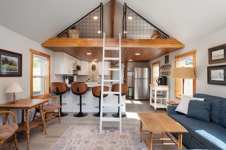TV, fireplace. Cute Loft Cabin for Couples Discovery Ski Trip!