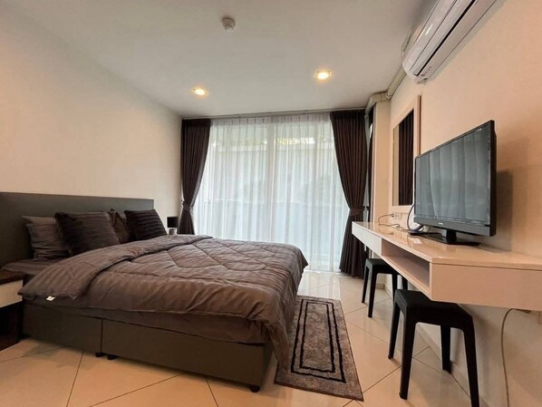 1 bedroom, desk, WiFi, bed sheets