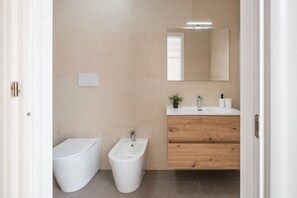 Bruser, hårtørrer, håndklæder