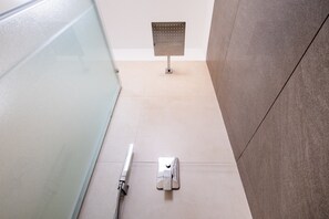 Douche, sèche-cheveux, serviettes fournies