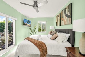 4 soverom, skrivebord, strykejern/-brett og reiseseng for barn