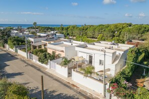 Exterior - MIRÈA - Luxurious Coastal Villa with Shared Garden, Wi-Fi and Air Conditioning (Torre Lapillo)