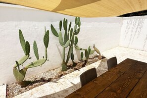 Outdoor dining - MIRÈA - Luxurious Coastal Villa with Shared Garden, Wi-Fi and Air Conditioning (Torre Lapillo)