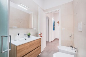 Chuveiro, secador de cabelo, toalhas de banho