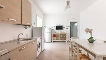 Refrigerador, horno, placa de cocina, cafetera/tetera