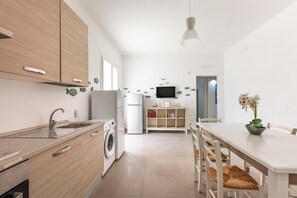 Fridge, oven, stovetop, coffee/tea maker - MIRÈA - Luxurious Coastal Villa with Shared Garden, Wi-Fi and Air Conditioning (Torre Lapillo)