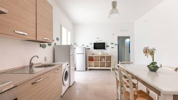 Frigorifero, forno, piano cottura, macchina per tè/caffè