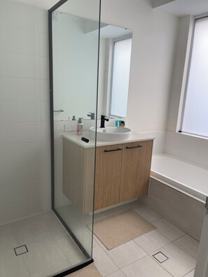 Douche, serviettes fournies, savon, papier toilette