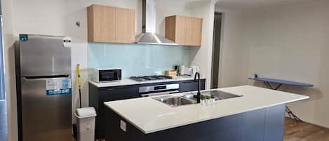 Microones, forn, placa de cuina i rentaplats