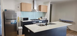 Microondas, horno, placa de cocina, lavavajillas