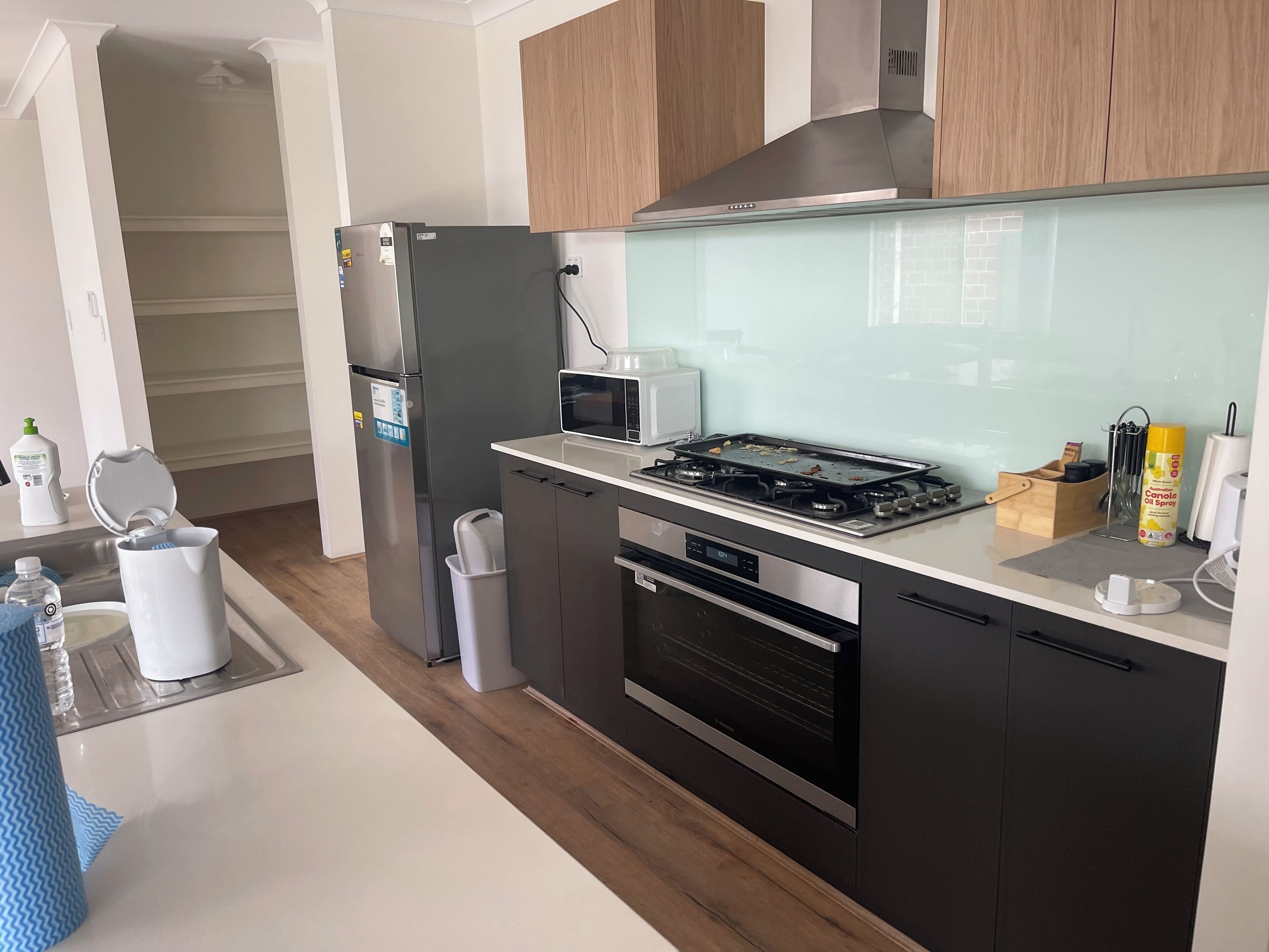 Microondas, horno, parrilla de estufa y lavavajillas 