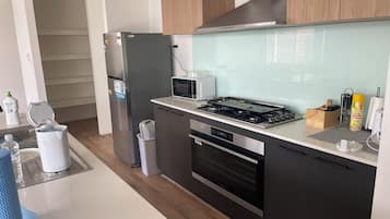 Microondas, horno, parrilla de estufa y lavavajillas