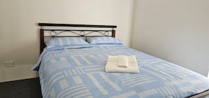 4 slaapkamers, een strijkplank/strijkijzer, wifi, beddengoed