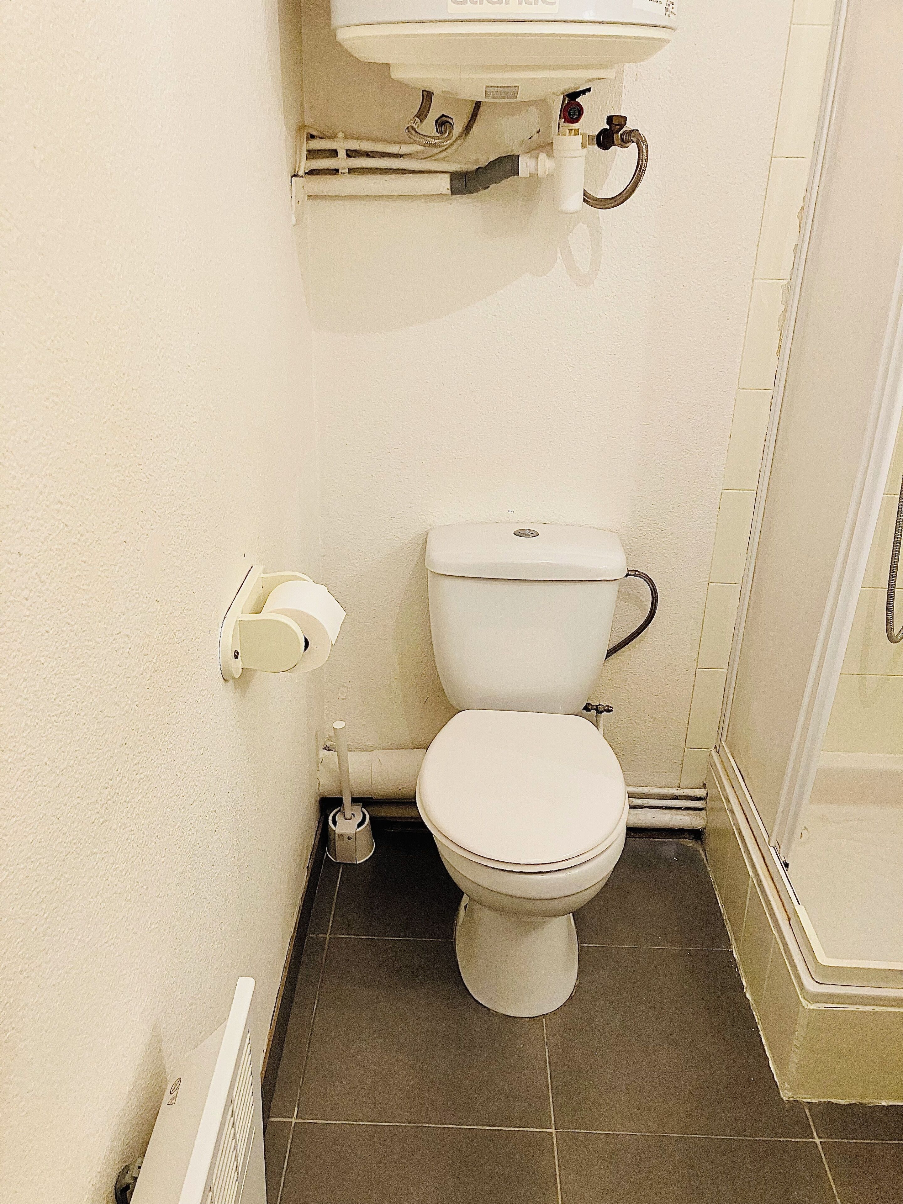 Ducha, secador de pelo, toallas, jabón