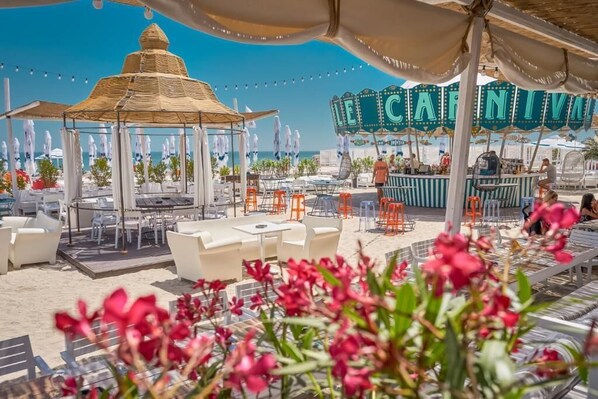 Outdoor dining - Victory Sea House affordable accommodation in Constanta City Center (Constanța)