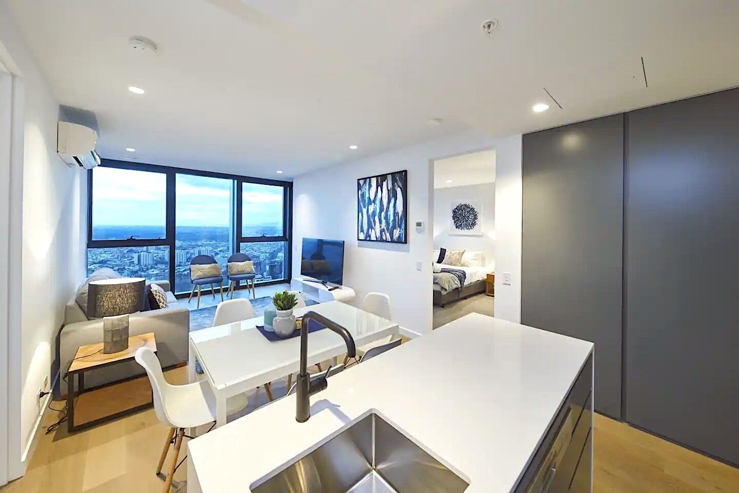 Amazing City Views From Level 74 Apartment: Free Parking, Pool, Gym, And Balcony - Kensington