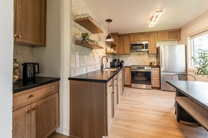 Kjøleskap, mikrobølgeovn, ovn og kokeplater