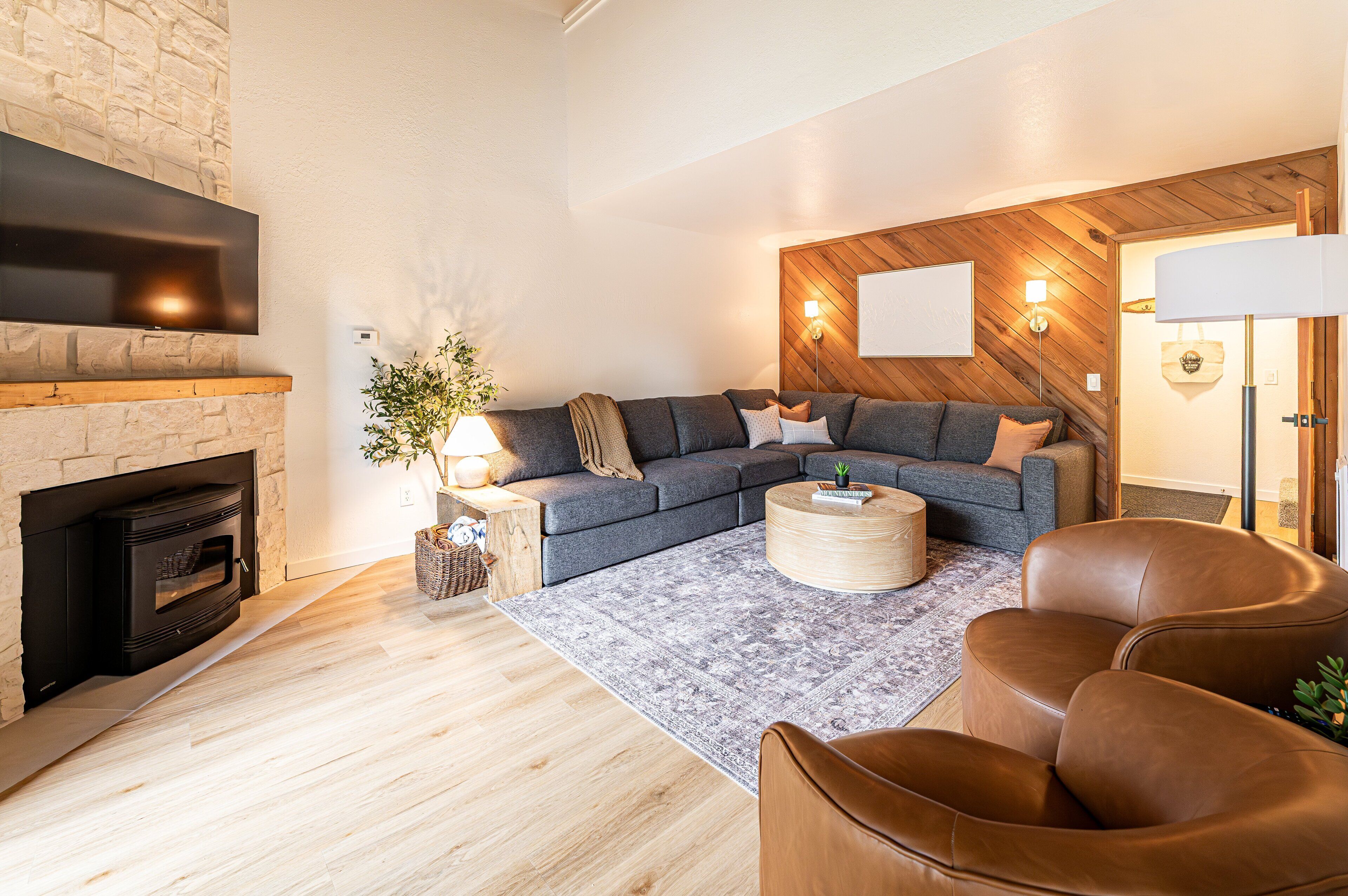 Una televisión, una chimenea