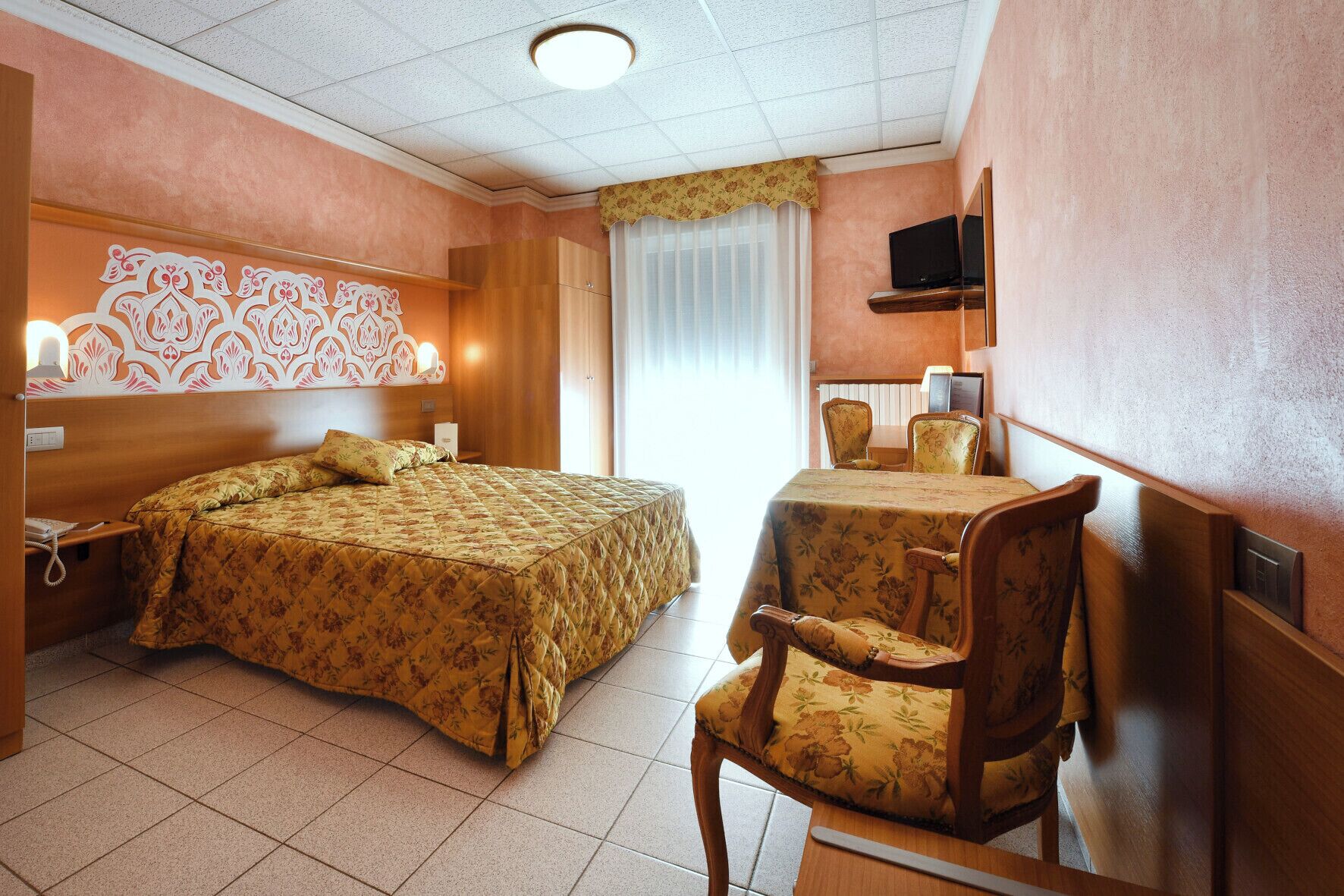 客房內保險箱、免費無線上網、床單