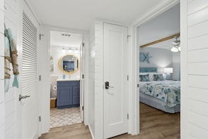1 quarto, escrivaninha, ferros/tábuas de passar roupa, berço de viagem