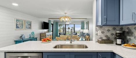 Réfrigérateur, four à micro-ondes, un four, surface de cuisson