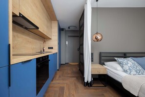 Tabla de planchar con plancha, cuna de viaje, wifi y ropa de cama 