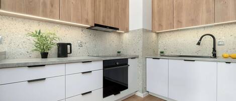 Réfrigérateur, micro-ondes, four, plaque de cuisson