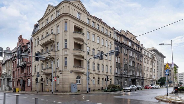 Un immeuble à plusieurs étages, de style architectural classique, doté de balcons et de grandes fenêtres.
