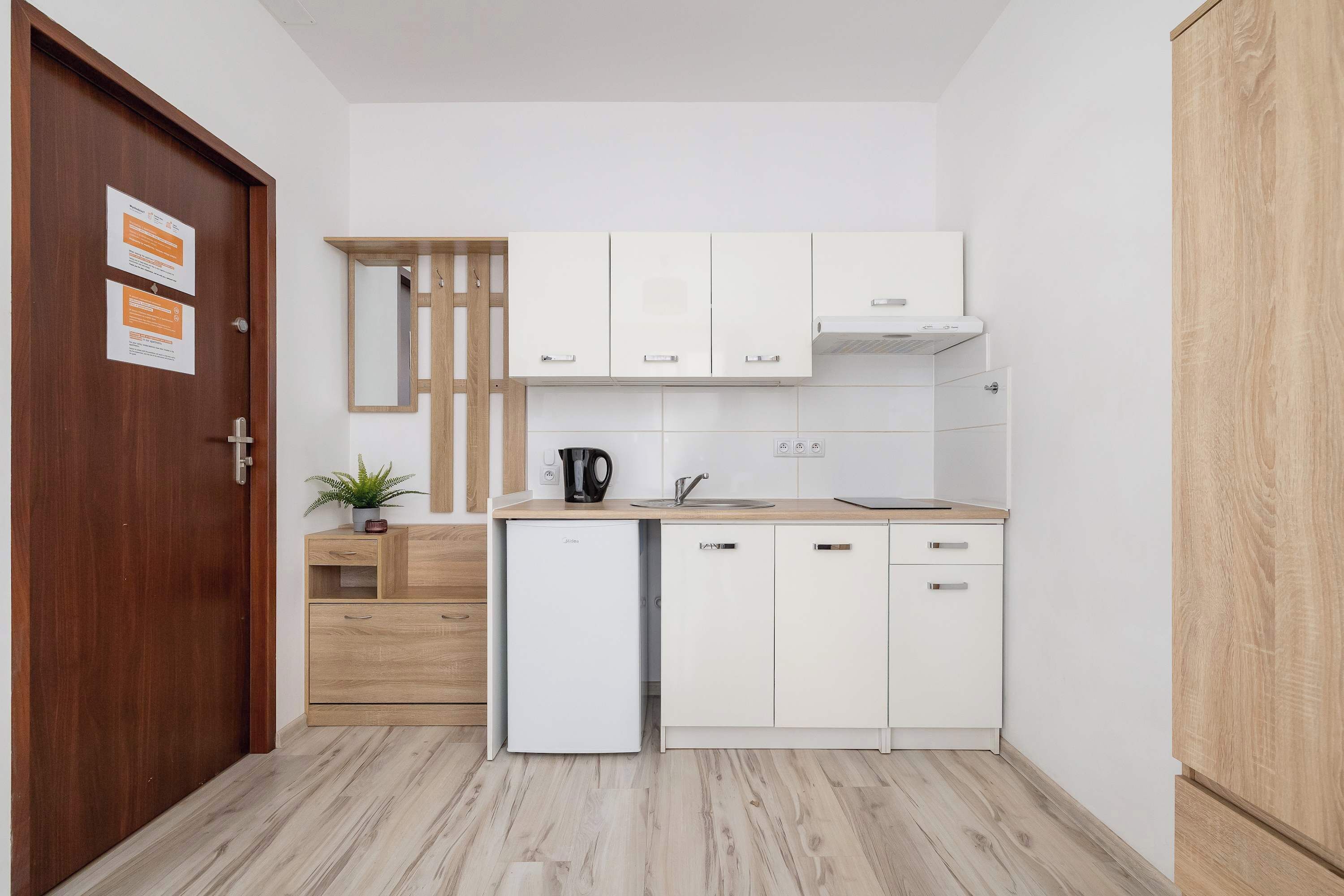 Refrigerador, parrilla de estufa y utensilios de cocina 