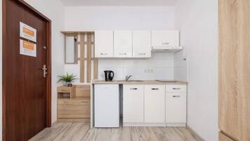 Geladeira, cooktop, talheres/pratos/utensílios de cozinha