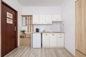 ثلاجة، موقد طهي مسطح، مستلزمات طهي/أطباق/أوعية