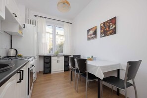 Fridge, oven, stovetop, coffee/tea maker